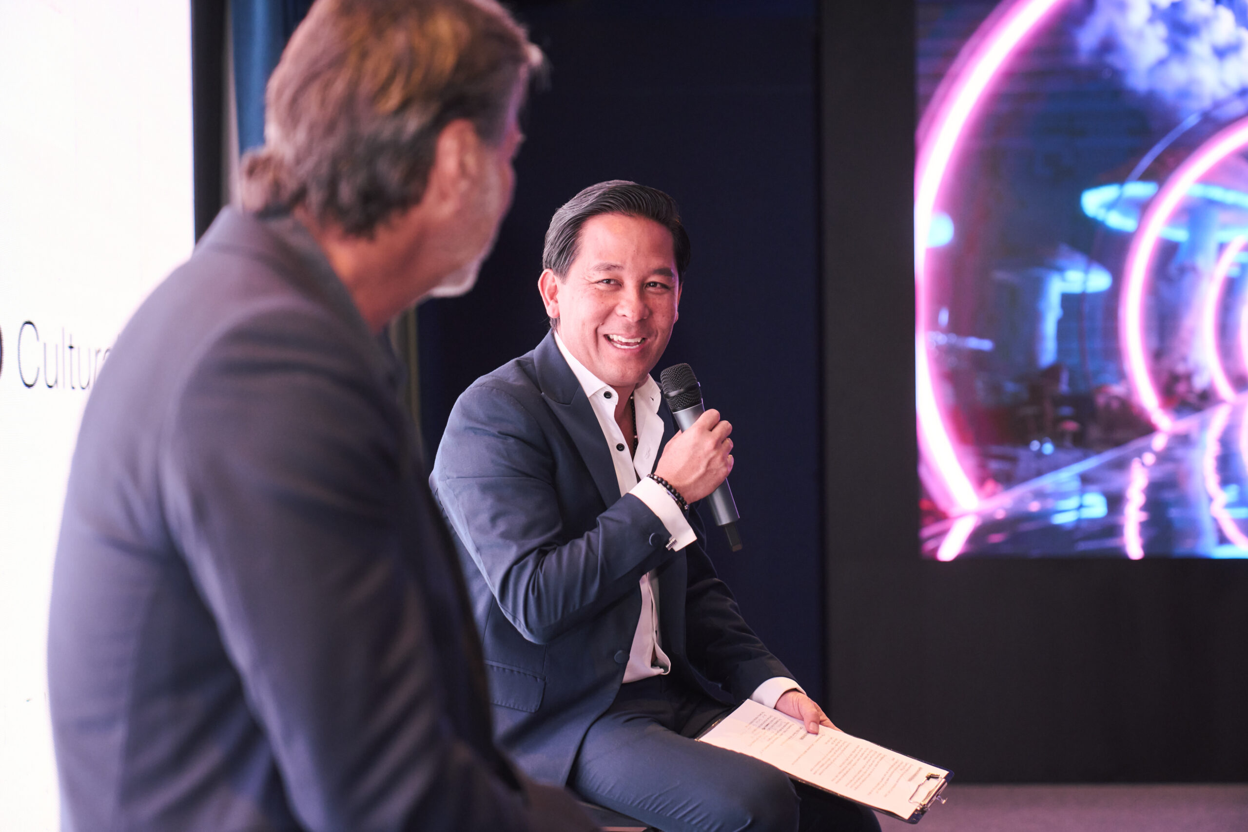 Fer Niizawa durante un panel sobre liderazgo