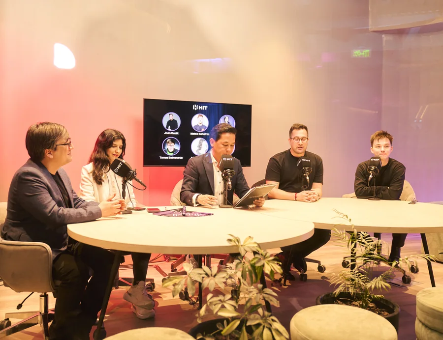 Grabación de un podcast en el estudio audiovisual